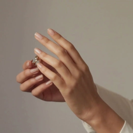 A la fois bague et earcuff, l’Indépendante se porte aussi recto-verso selon ses envies. Avec ses courbes et son design moderne, elle insuffle et exprime un vent de liberté.